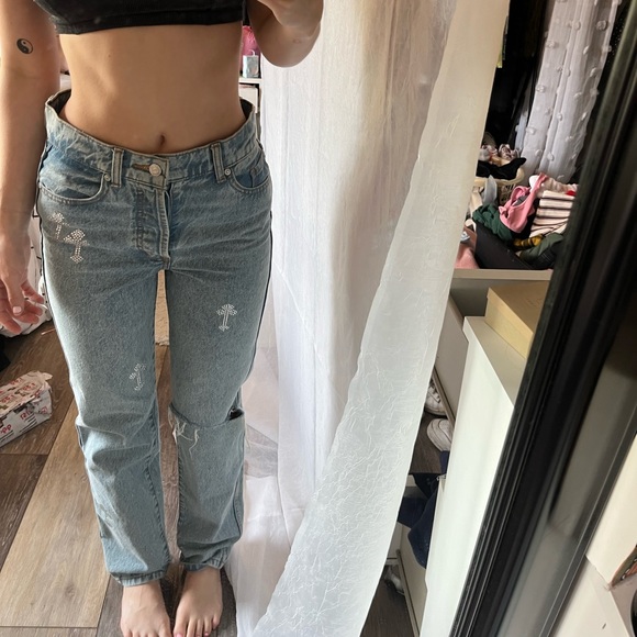 Revice bedazzling cross jeans steaight leg with butt rip - Picture 9 of 10
